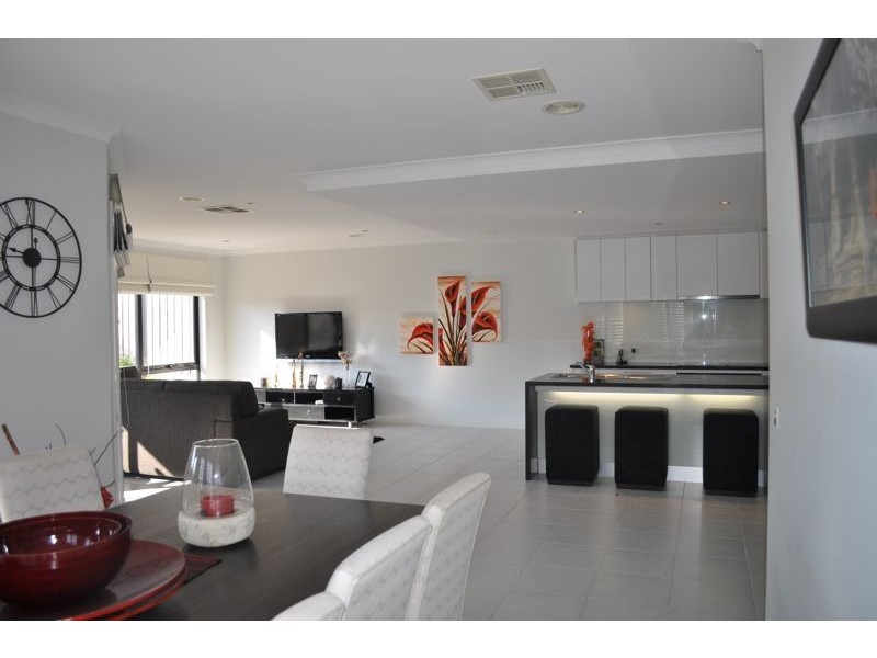 33 Waterhouse Way, Cranbourne South VIC 3977