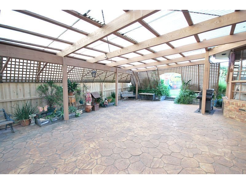 77 Waverely Park Drive, Cranbourne North VIC 3977