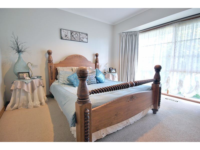 77 Waverely Park Drive, Cranbourne North VIC 3977