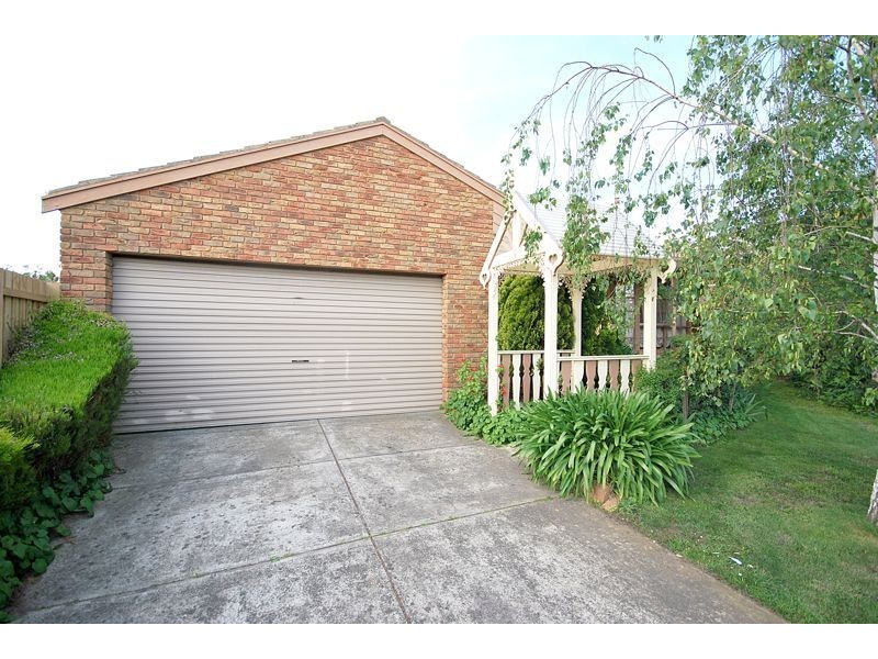77 Waverely Park Drive, Cranbourne North VIC 3977
