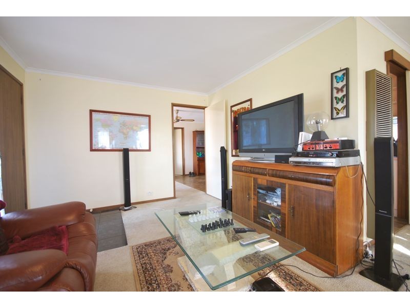 6 Lamont Crescent, Cranbourne VIC 3977