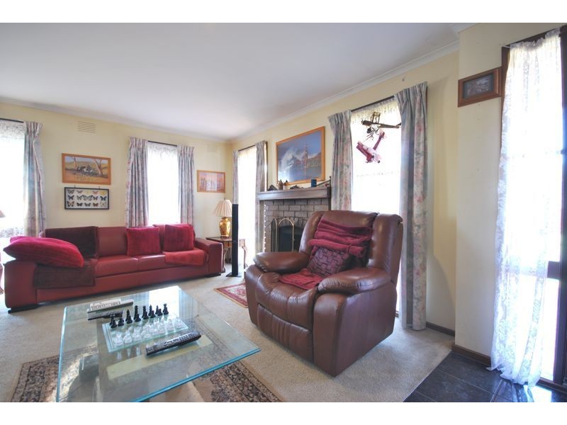 6 Lamont Crescent, Cranbourne VIC 3977