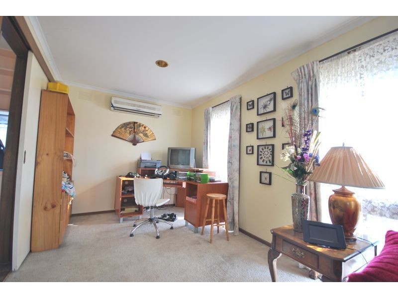 6 Lamont Crescent, Cranbourne VIC 3977