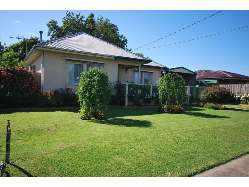 4 McLaren Avenue, Cranbourne VIC 3977