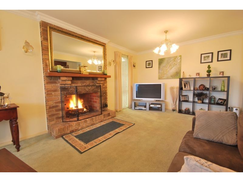 24 Phelan Drive, Cranbourne North VIC 3977