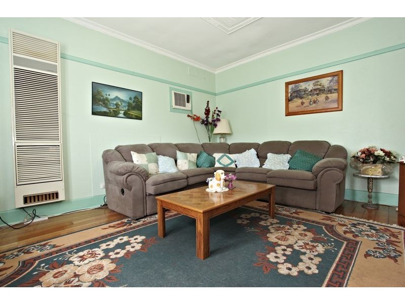 4 McLaren Avenue, Cranbourne VIC 3977