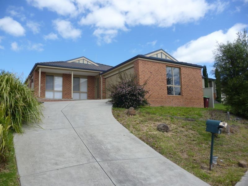 4 Cardiff Grove, Cranbourne East VIC 3977