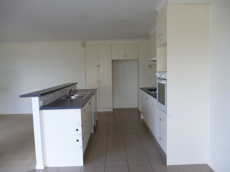 4 Cardiff Grove, Cranbourne East VIC 3977