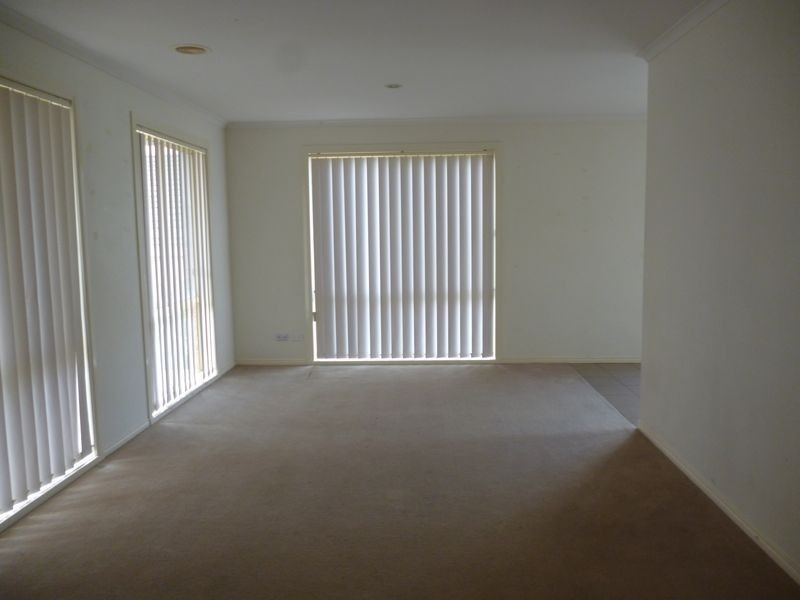 4 Cardiff Grove, Cranbourne East VIC 3977