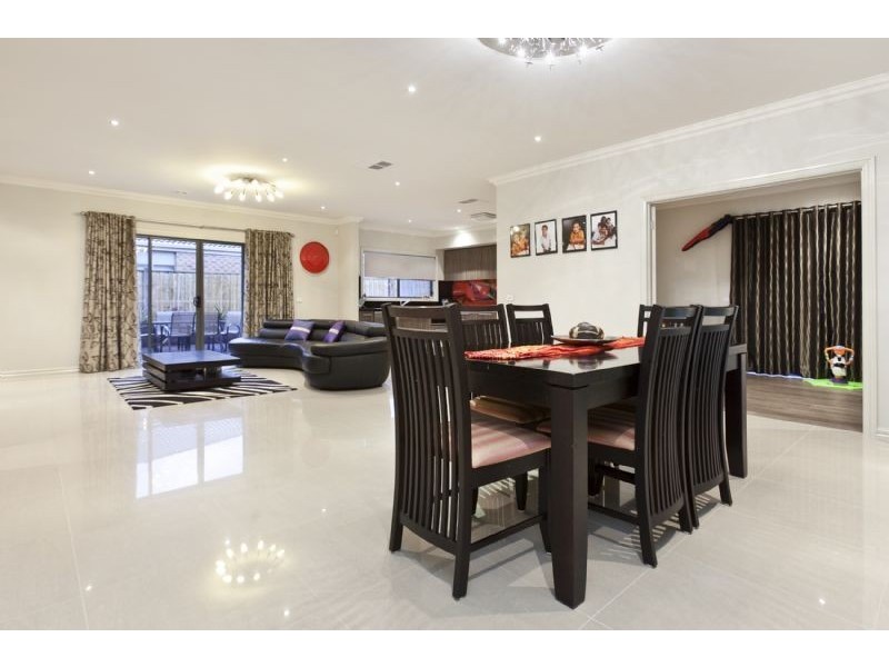 2 Ascent Drive, Cranbourne North VIC 3977