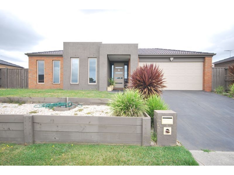 5 Derby Court, Cranbourne North VIC 3977