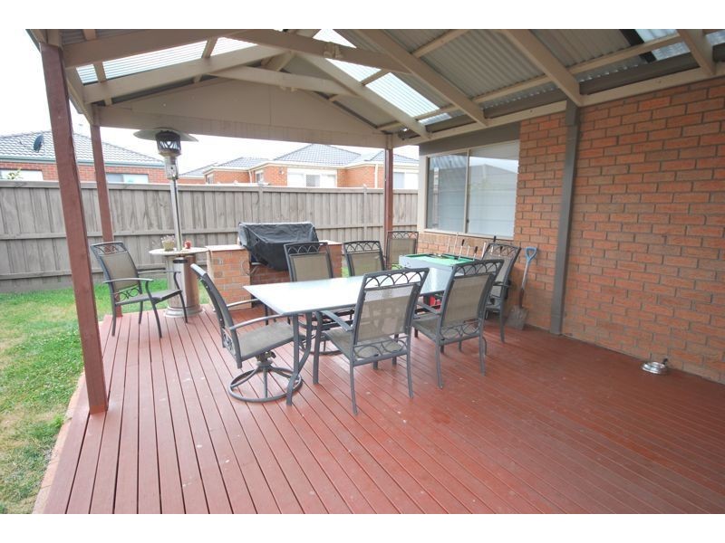 5 Derby Court, Cranbourne North VIC 3977