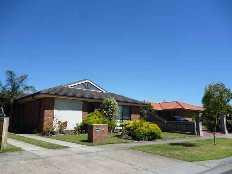 33 Josephine Avenue, Cranbourne North VIC 3977