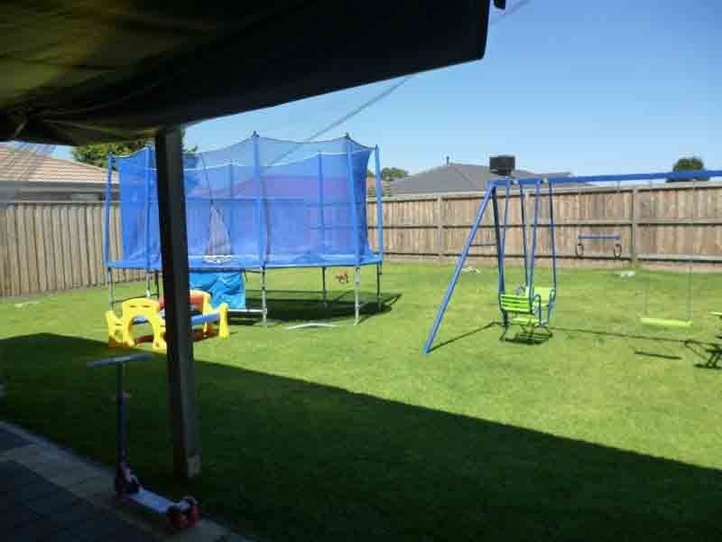 33 Josephine Avenue, Cranbourne North VIC 3977