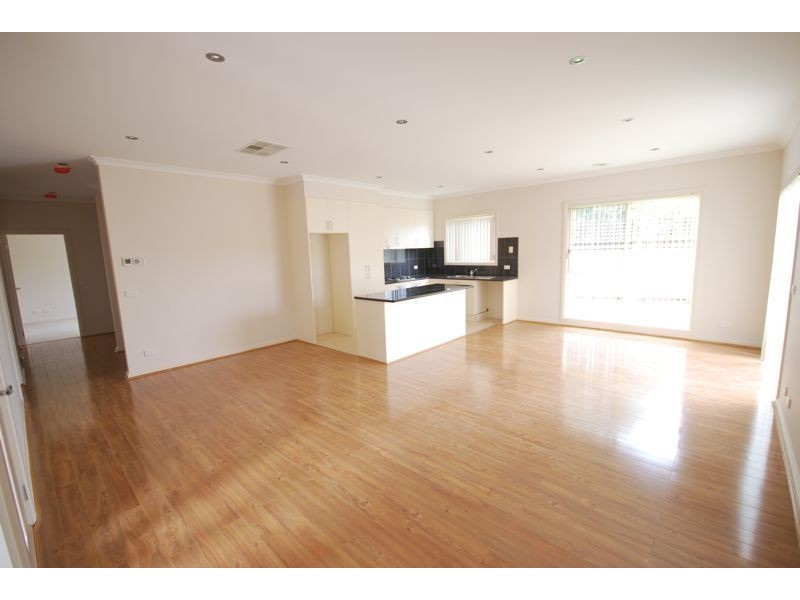 2/122 Circle Drive South, Cranbourne VIC 3977