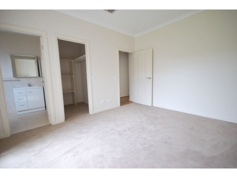 2/122 Circle Drive South, Cranbourne VIC 3977