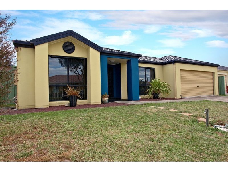 24 Greenock Crescent, Cranbourne East VIC 3977