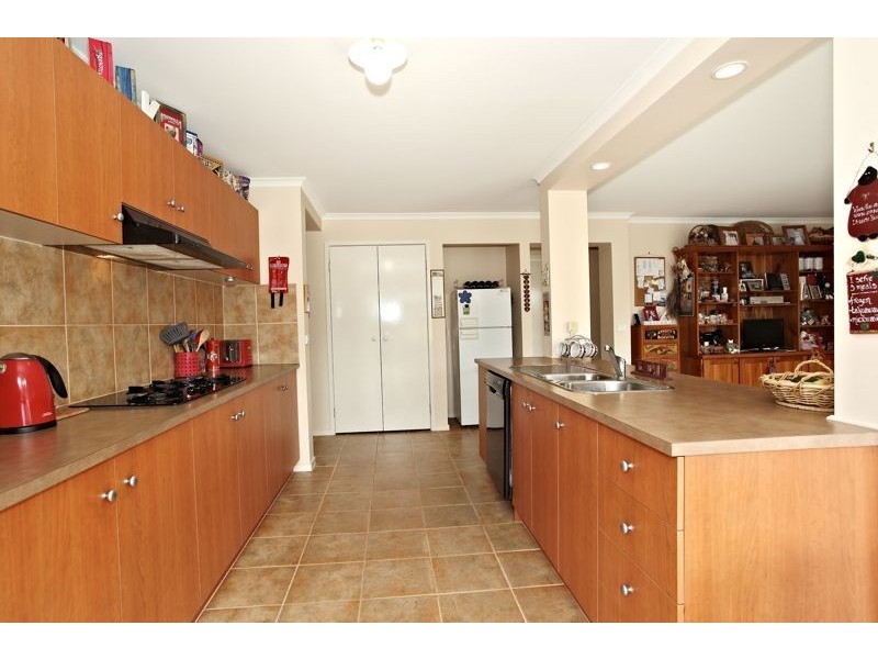 24 Greenock Crescent, Cranbourne East VIC 3977