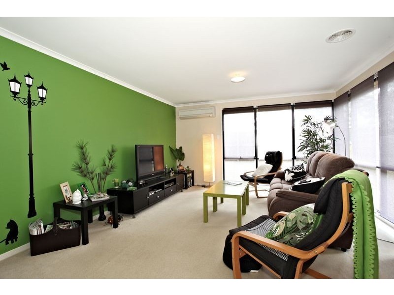 24 Greenock Crescent, Cranbourne East VIC 3977