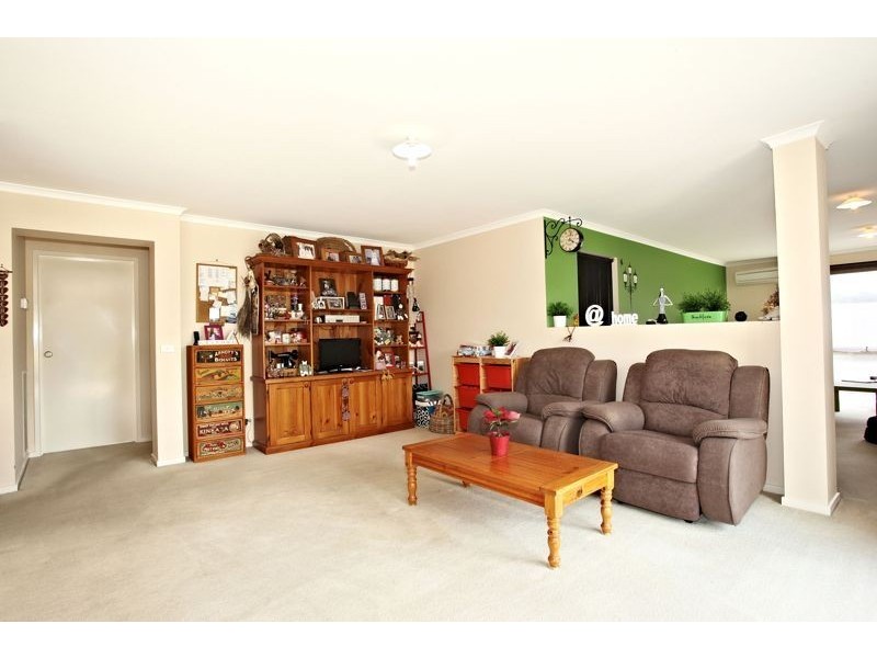 24 Greenock Crescent, Cranbourne East VIC 3977