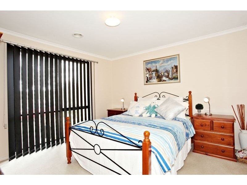 24 Greenock Crescent, Cranbourne East VIC 3977