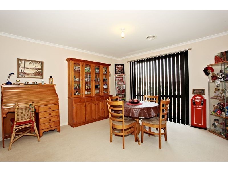 24 Greenock Crescent, Cranbourne East VIC 3977