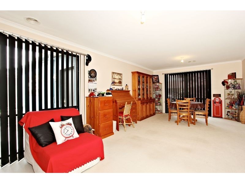 24 Greenock Crescent, Cranbourne East VIC 3977