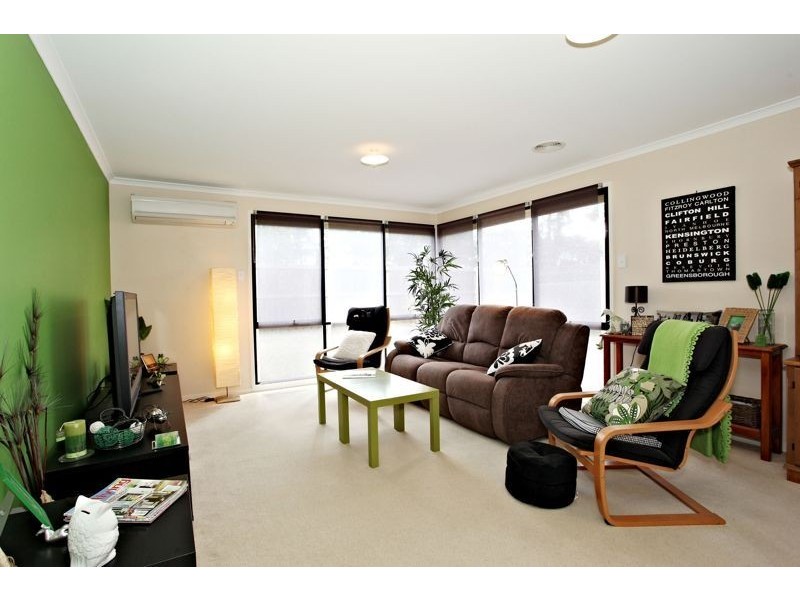 24 Greenock Crescent, Cranbourne East VIC 3977