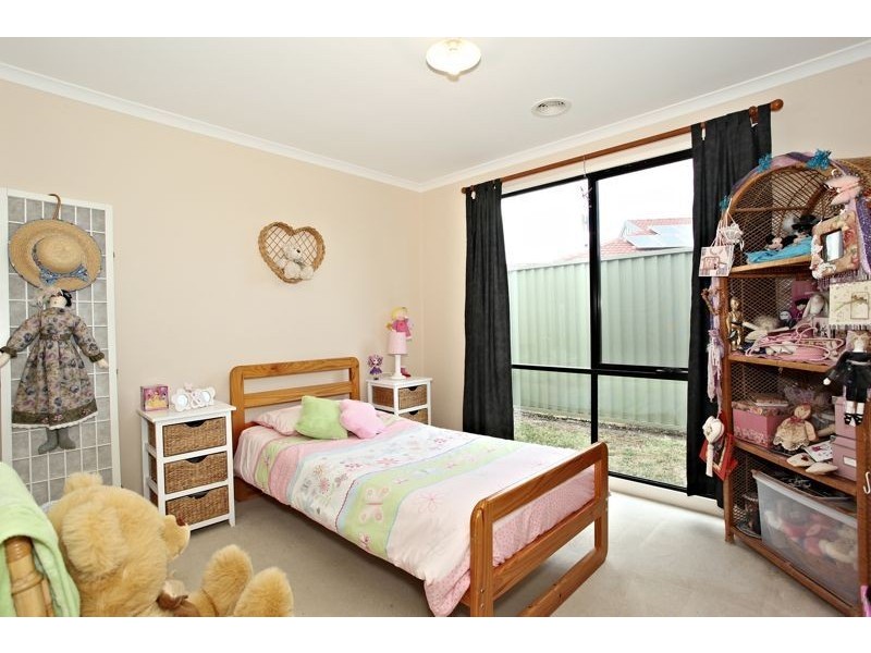 24 Greenock Crescent, Cranbourne East VIC 3977