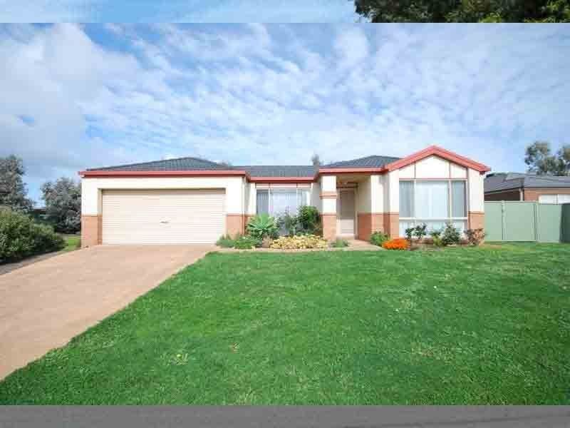 31 Briar Crest Drive, Cranbourne East VIC 3977