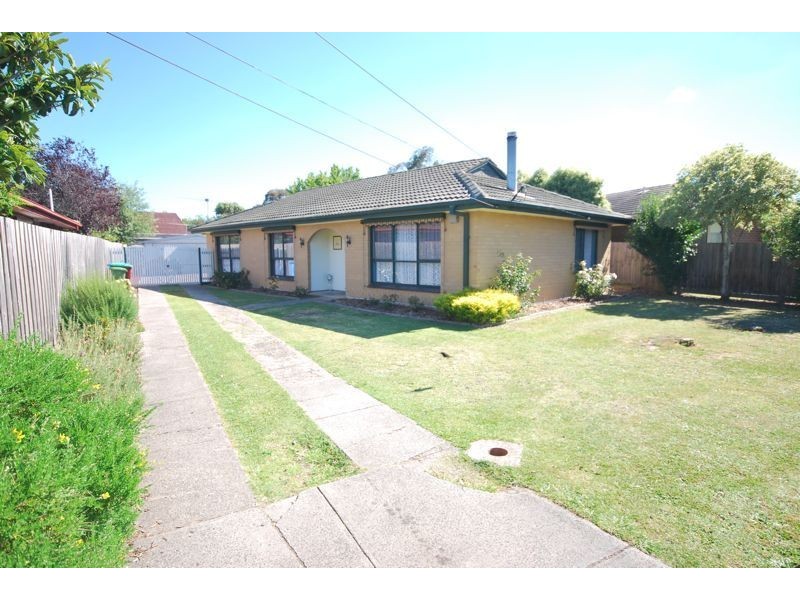 8 Cochrane Street, Cranbourne VIC 3977