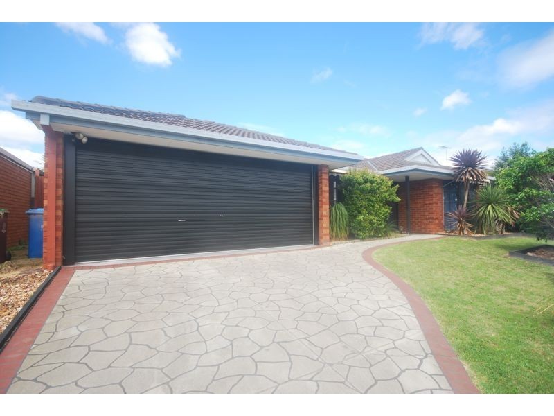 6 Lowther Court, Cranbourne North VIC 3977