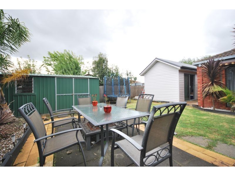 6 Lowther Court, Cranbourne North VIC 3977