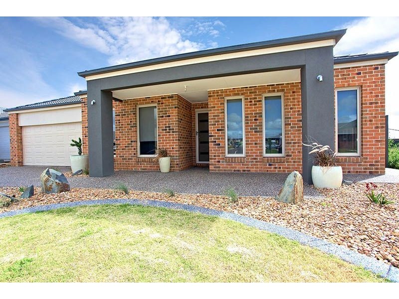 27 Abrus Circuit, Cranbourne North VIC 3977