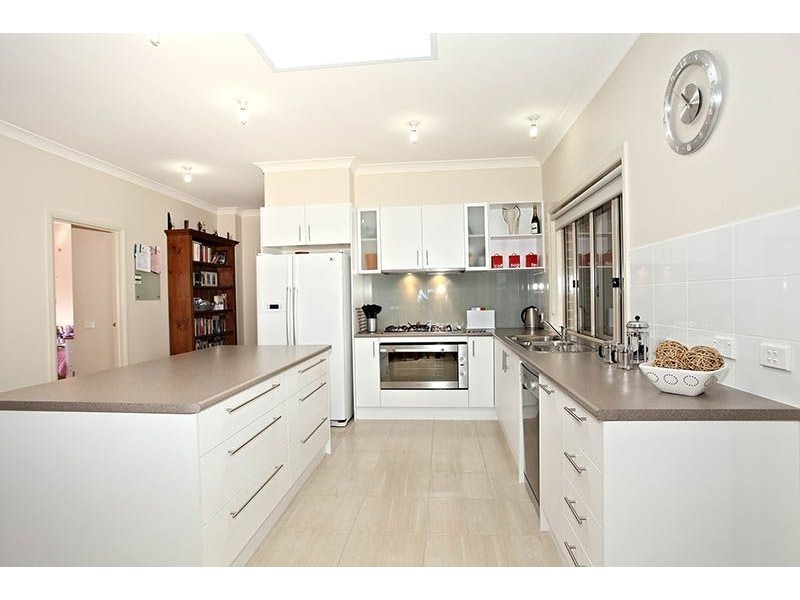 27 Abrus Circuit, Cranbourne North VIC 3977