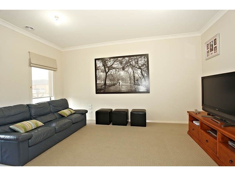 27 Abrus Circuit, Cranbourne North VIC 3977