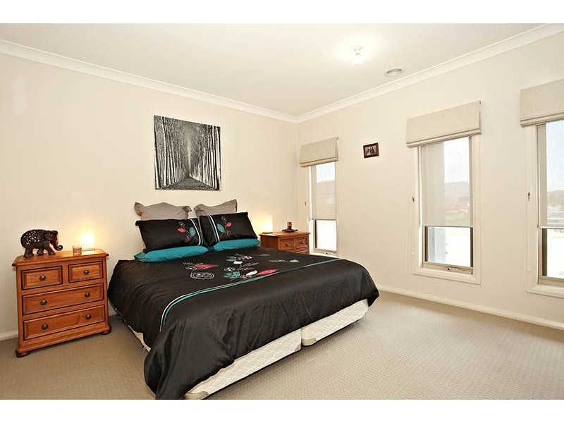 27 Abrus Circuit, Cranbourne North VIC 3977