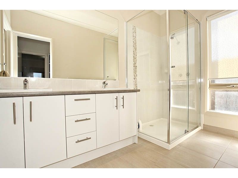 27 Abrus Circuit, Cranbourne North VIC 3977