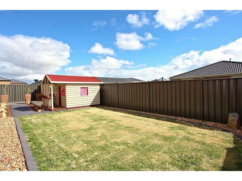27 Abrus Circuit, Cranbourne North VIC 3977
