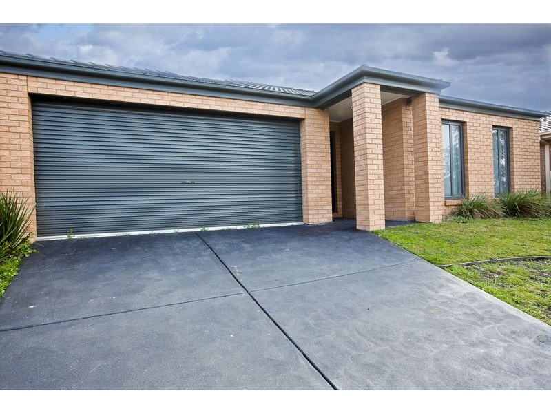 5 Perry Circuit, Cranbourne North VIC 3977