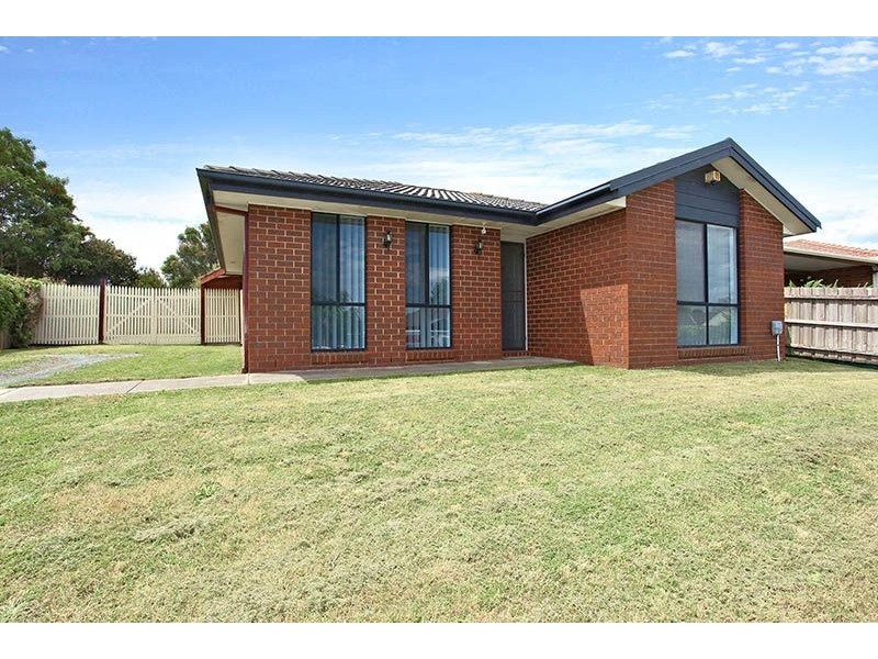 69 Courtenay Avenue, Cranbourne North VIC 3977