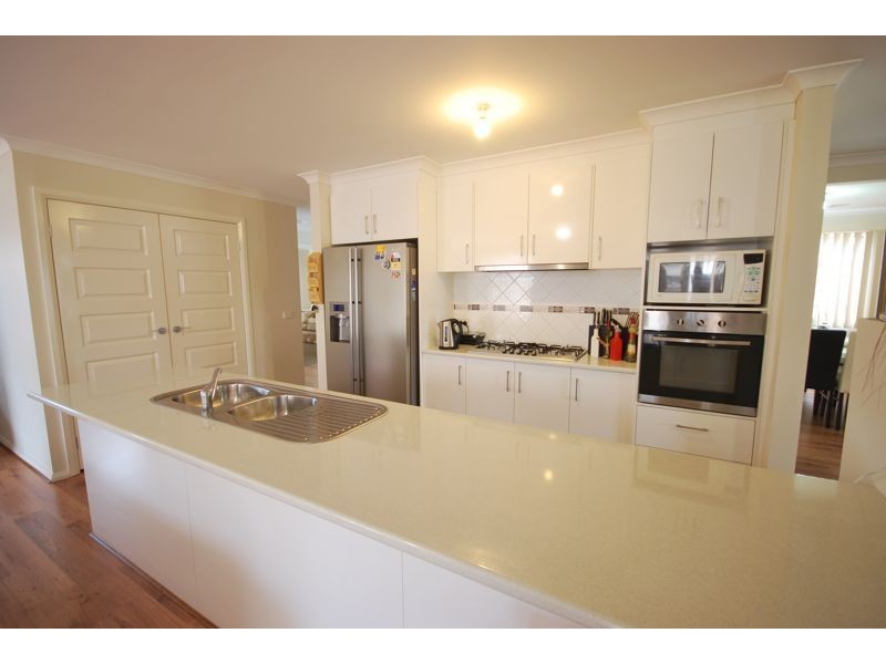 27 Flash Dan Drive, Cranbourne East VIC 3977