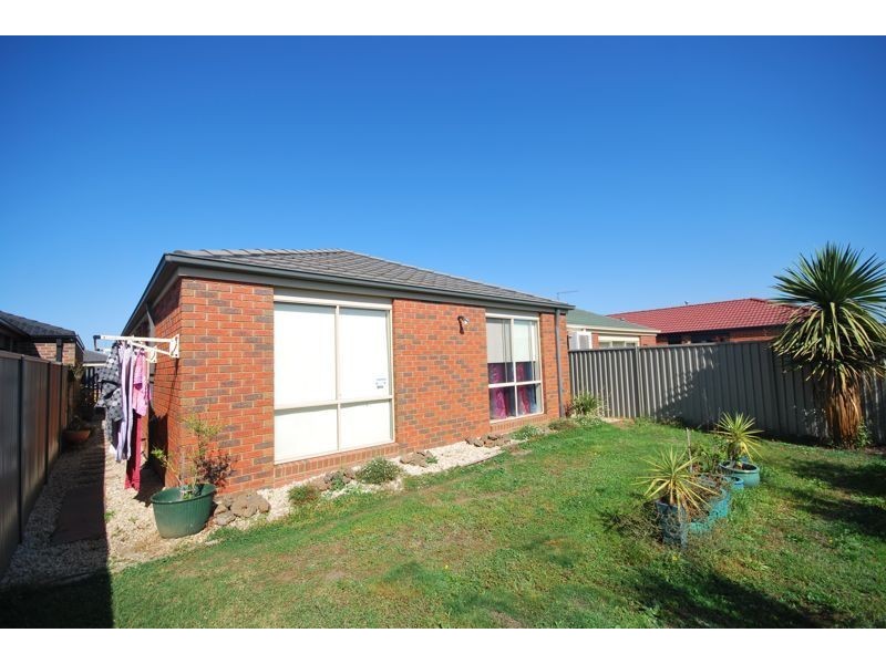 10 Tyndall Street, Cranbourne East VIC 3977