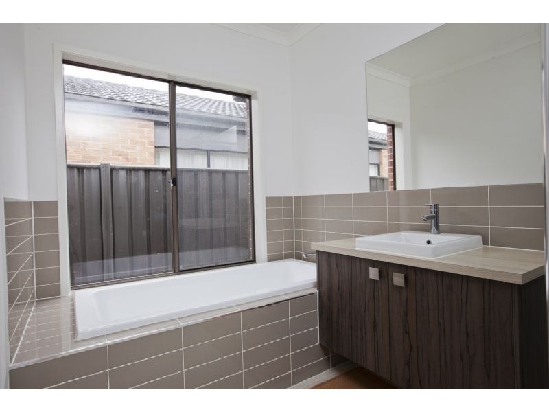 14 Charlock Drive, Cranbourne North VIC 3977