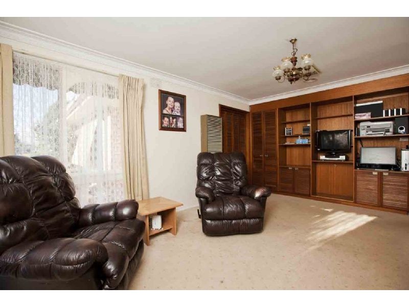 18 Clairmont Avenue, Cranbourne VIC 3977