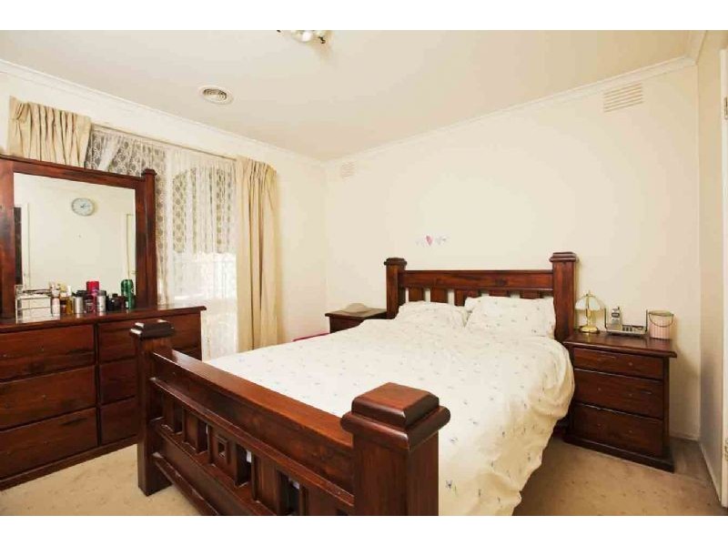 18 Clairmont Avenue, Cranbourne VIC 3977