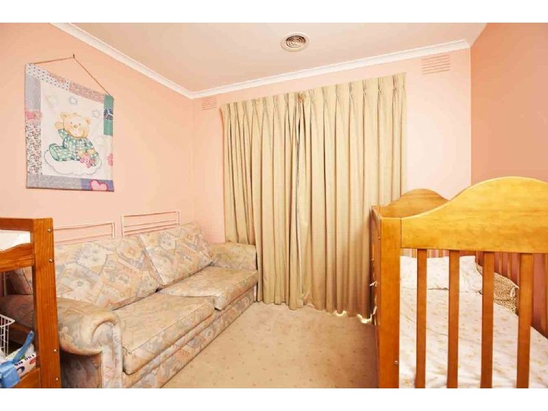 18 Clairmont Avenue, Cranbourne VIC 3977