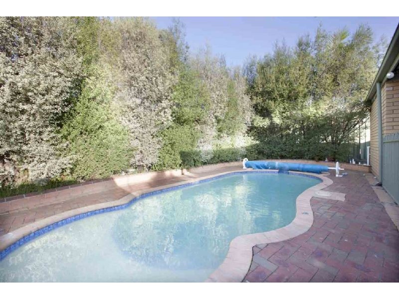 18 Clairmont Avenue, Cranbourne VIC 3977