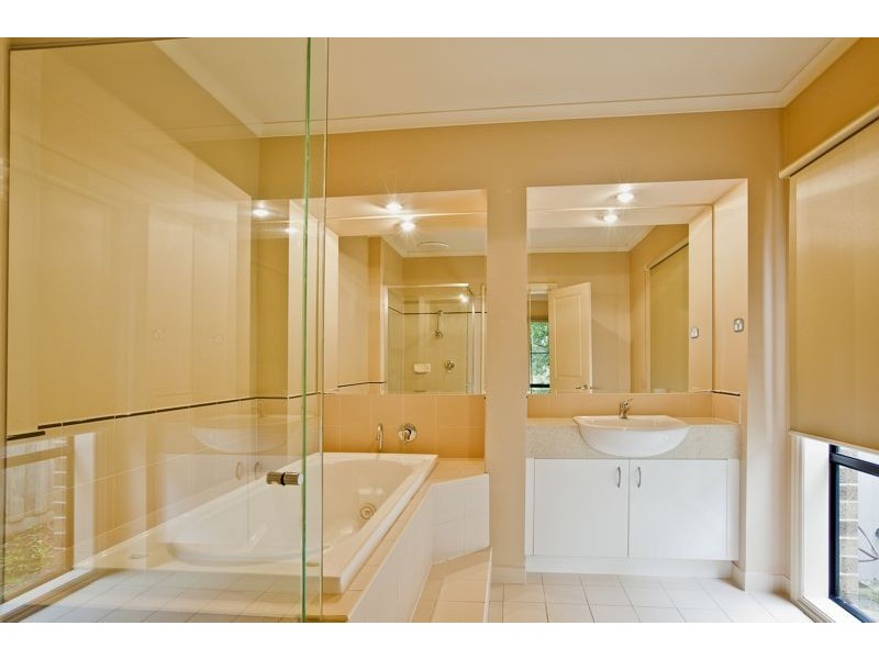 31 Waterside Drive, Cranbourne East VIC 3977
