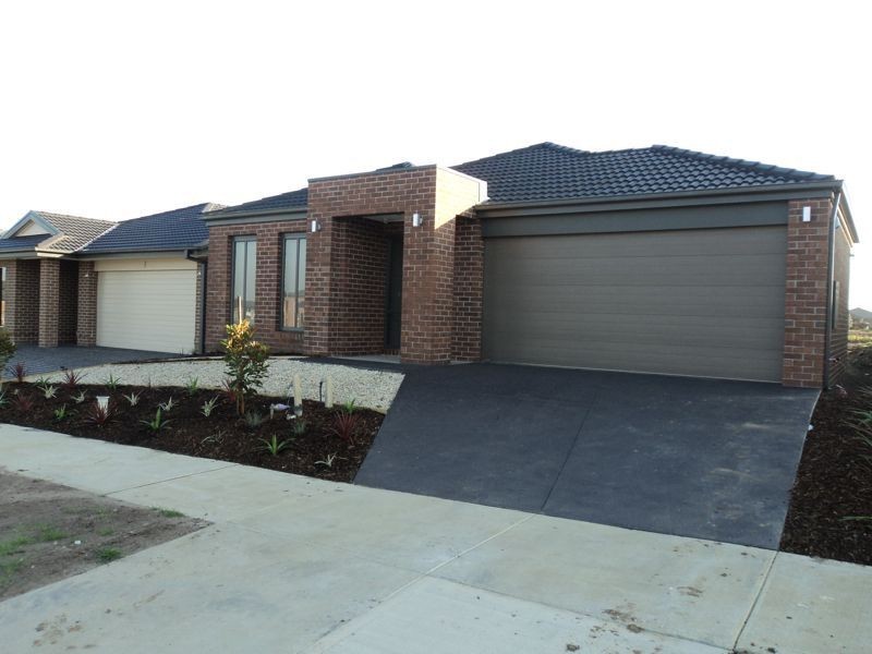 13 Hackney Circuit, Cranbourne East VIC 3977